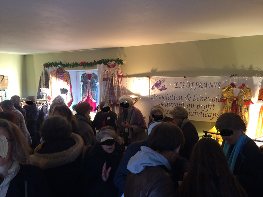 Stand des Offrants au Marché de Noël 2019 à la Ville Bague Saint-Coulomb. En novembre chaque année, les Offrants exposent et vendent leurs réalisations.  Ambiance chaleureuse et festive, des idées de cadeaux de Noël et des commandes.